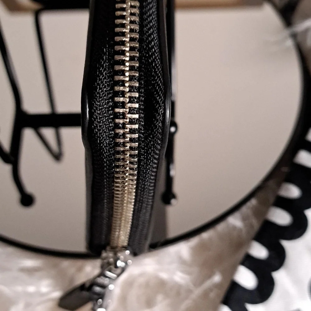 Marc Jacobs NWOTs The Slim Continental Wristlet Wallet